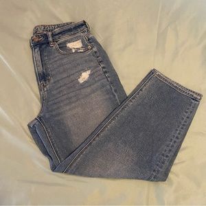 Americen Eagle Short Distressed Mom Jeans Size 8